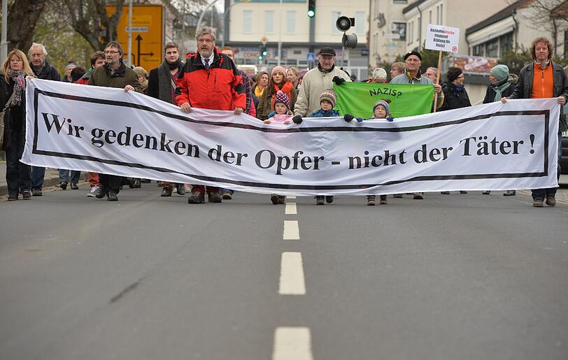 &bdquo;Wir gedenken der Opfer und nicht der Täter&ldquo;. Unter diesem Motte haben am Samstag etwa 300 Menschen in Wunsiedel
gegen einen Nazi-Aufmarsch protestiert. Die Bilder von der Demo!