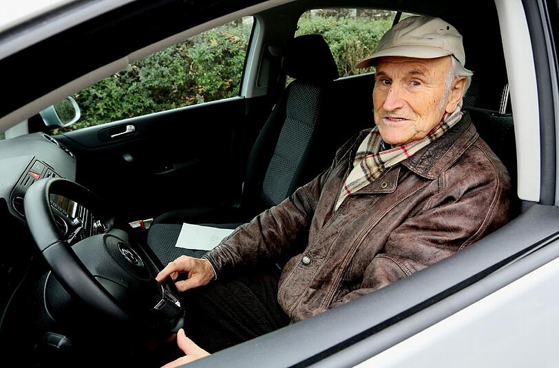 Der Münchner Rentner Erwin Schneider in seinem Auto: Er findet es ungerecht, dass die Stadt nachgereichte Parkscheine nicht akzeptiert.