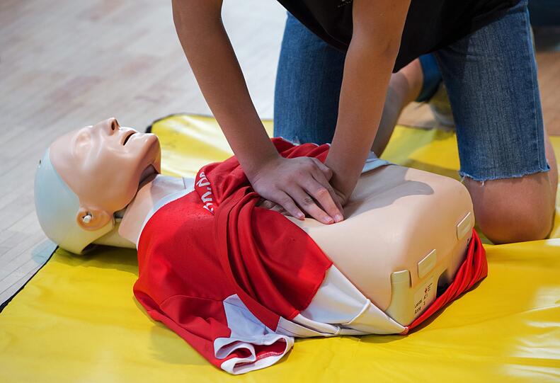 An einem Dummy können Schüler in einem Erste-Hilfe-Kurs die Reanimation üben.