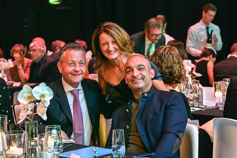 Prof. Klaus Josef Lutz mit Maria Thon und Kabarettist Django Asül (r.).