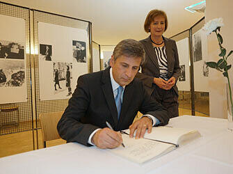 Österreichs Außenminister Michael Spindelegger in der DenkStätte "Weiße Rose" der LMU. Rechts im Bild die Vorsitzende der "Weiße Rose Stiftung e.V.", Hildegard Kronawitter.