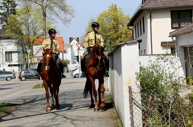 Die Polizisten Marco Schmied und Klaus Schiebsel sind mit den Pferden Filou und Attica auf Streife in der Obermenzinger Grandlstraße. Die berittenen Beamten sollen Einbrecher abschrecken.