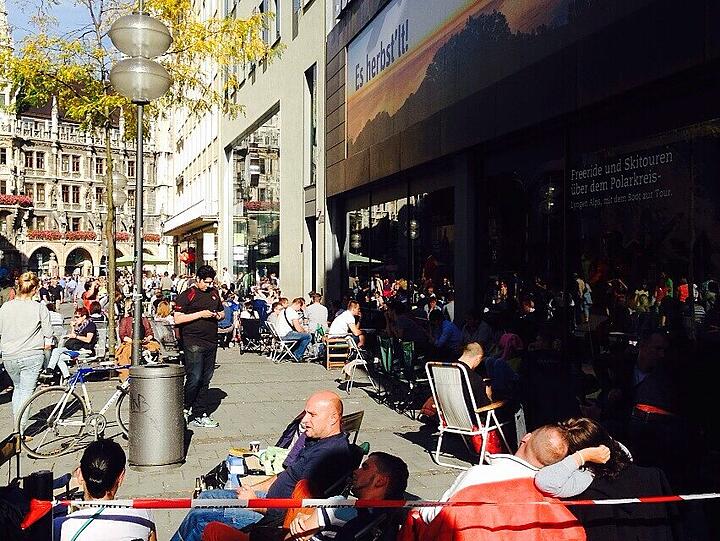 iPhone-Fans Campen vor dem Apple Store in der Münchner Innenstadt.
