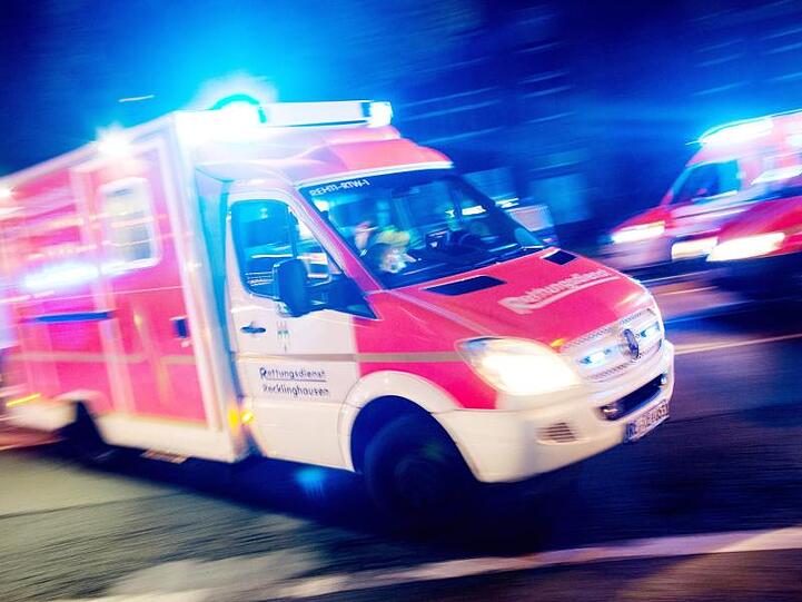 Ein Rettungswagen der Feuerwehr fährt mit Blaulicht durch eine Straße. Foto: Marcel Kusch/Archivbild