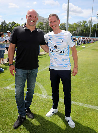 Gabor Kiraly mit Finanz- Geschäftsführer Marc- Nicolai Pfeifer.