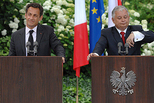 Kaczynski bremst Sarkozy aus.
