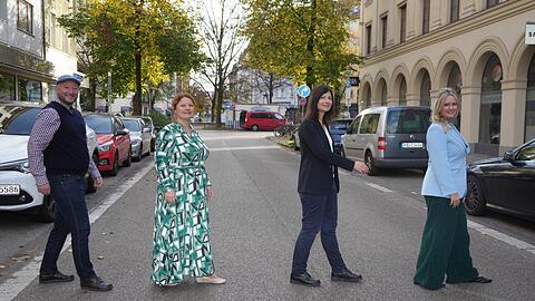 Ein gemeinsames grün-rotes Herzensprojekt: Die Weißenburger Straße soll Fußgängerzone werden. Hier proben vor ein paar Monaten schon mal (v.l.) Andreas Schuster (SPD), Gudrun Lux (Grüne), Anne Hübner (SPD) und Mona Fuchs (Grüne).