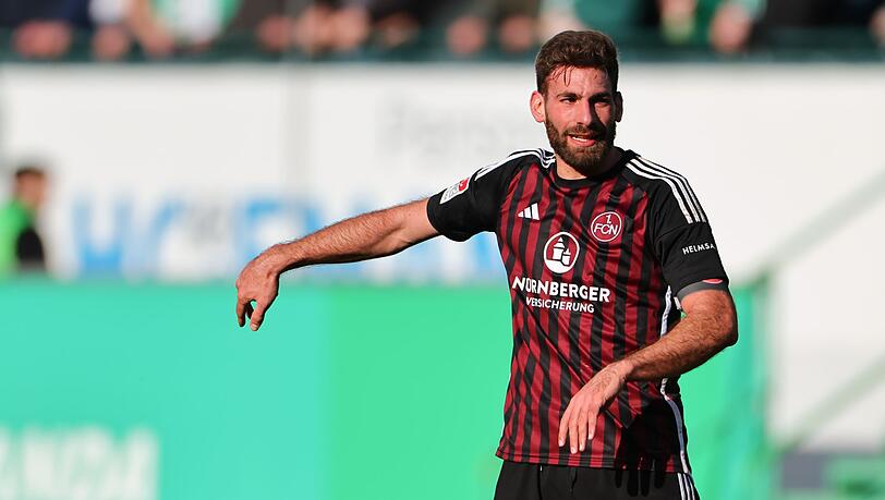 Der Nürnberger Enrico Valentini steht nach dem Abpfiff auf dem Platz.
