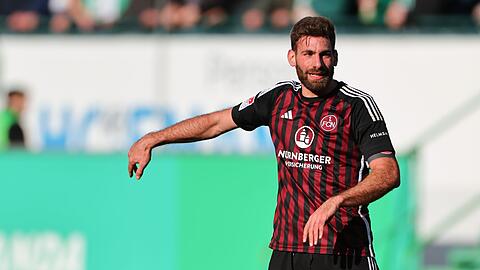 Der Nürnberger Enrico Valentini steht nach dem Abpfiff auf dem Platz.