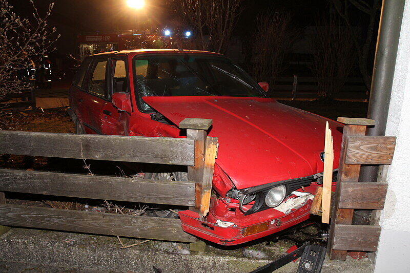 Am Freitagnachmittag kollidierten zwei Pkws in einer 30er Zone in der Waldstraße in Asten.