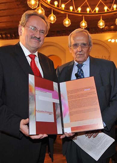 Kultureller Ehrenpreis: Oberbürgermeister Christian Ude (l, SPD) und Kabarettist Dieter Hildebrandt. Foto von 2011