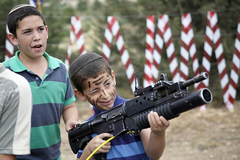 Israel feiert seinen Staat 66 Jahre nach der Gründung. Traditionell finden an diesem Tag Waffenausstellungen, wie hier in einem Dorf nahe Betlehem, statt.