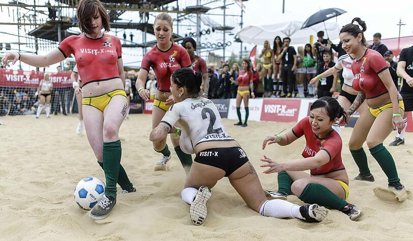 Deutschland gegen Ghana - das etwas andere Duell. Die Bilder vom Sexy Soccer 2014.