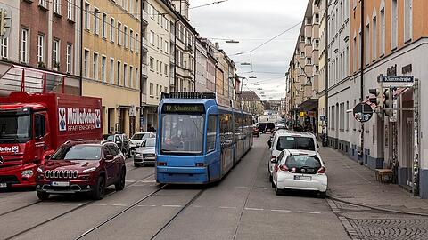 Ganz schön eng zwischen Tram, parkenden Autos und Verkehr. So schaut es jetzt an der Fraunhoferstraße aus...
