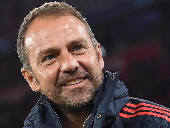 Hansi Flick kann sich freuen: Sein erstes Spiel als Interimstrainer der Bayern ist ein Sieg.