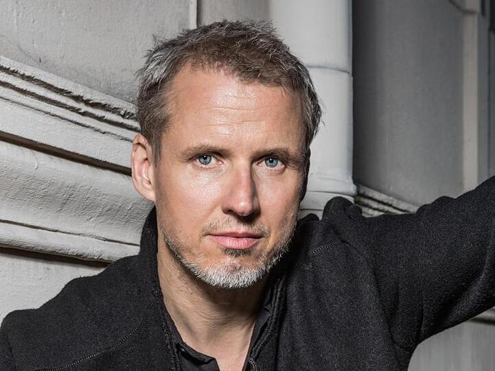 Falk Richter führt Regie in dem Stück "In My Room", das im Gorki-Theater Premiere feiert.