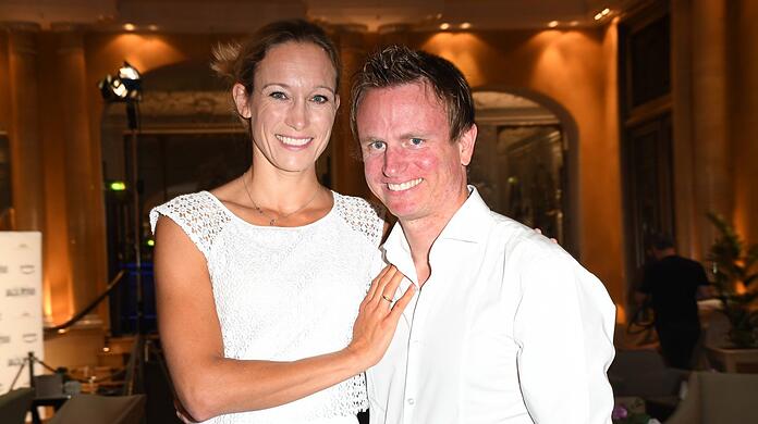 Hans Theiss ist mit der ehemaligen Kickboxerin Christine Theiss verheiratet.