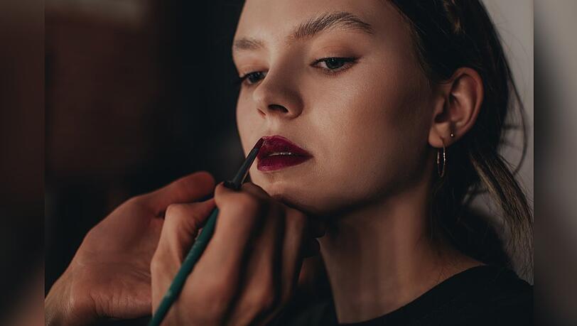 Ein Lippenstift mit Blaustich sorgt optisch für ein strahlend-weißes Lächeln.