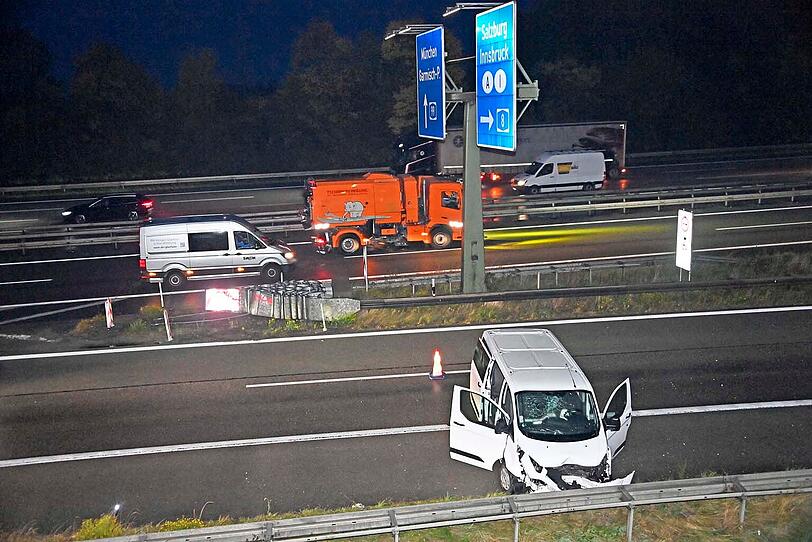 Der weiße Kleinbus fuhr mit hoher Geschwindigkeit auf den Fahrbahnteiler und wurde dann zur Seite geschleudert. Der weiße Kleinbus fuhr mit hoher Geschwindigkeit auf den Fahrbahnteiler und wurde dann zur Seite geschleudert.