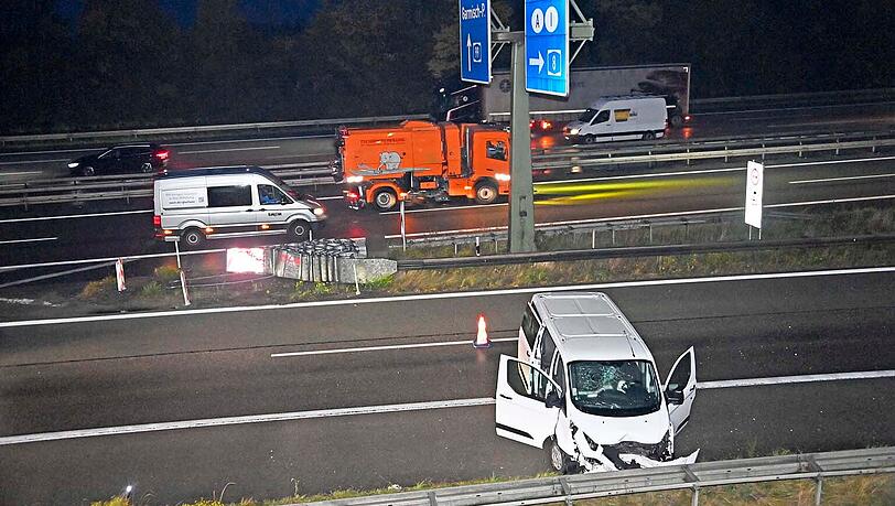 Der weiße Kleinbus fuhr mit hoher Geschwindigkeit auf den Fahrbahnteiler und wurde dann zur Seite geschleudert. Der weiße Kleinbus fuhr mit hoher Geschwindigkeit auf den Fahrbahnteiler und wurde dann zur Seite geschleudert.