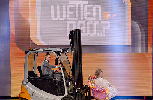 "Wetten, dass...?" in Offenburg. Moderator Markus Lanz fährt seine Assistentin Cindy aus Marzahn ins Studio - auf einem Gabelstapler.