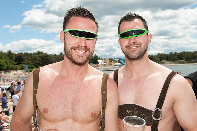 Dirndl und Lederhosen am kroatischen Strand: Bilder von der wilden Springbreak Wiesn-Party zum Durchklicken!