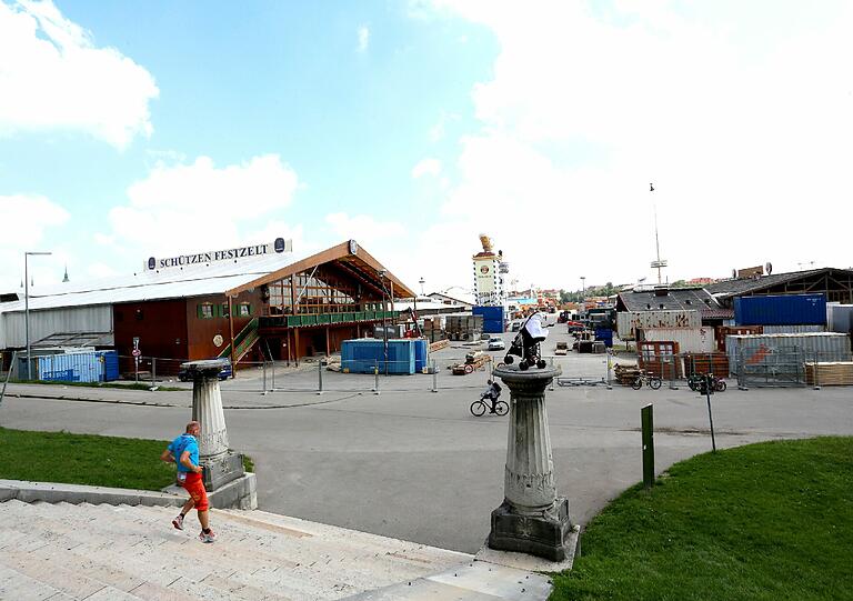 Donnerstag 29. August: Die Wiesn-Zelte nehmen immer mehr Gestalt an. Aber was macht der Kinderwagen auf der Säule?