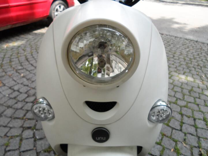 Der unu-Elektroroller ist das Ergebnis eines Münchner Start-up-Unternehmens. Er kostet ab 1699 Euro - und kommt mit einer Akku-Ladung rund 50 Kilometer weit.