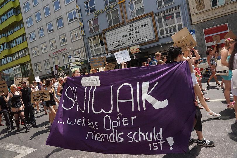 Am Samstag gingen beim "Slutwalk" hunderte Menschen auf die Straße. Er richtet sich gegen sexuelle Gewalt. Die Bilder!