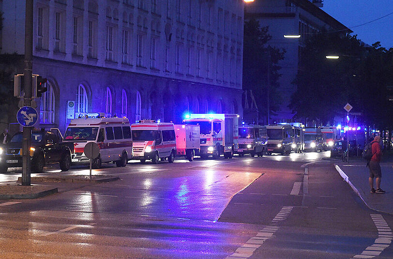 Tödliche Schüsse im Bereich des Olympia Einkaufszentrum in München. Die Polizei ist mit einem Großaufgebot in der gesamten Stadt im Einsatz. Menschen bringen sich in Sicherheit. Die Bilder.