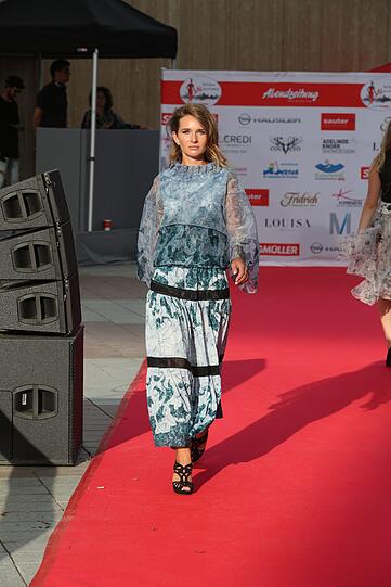 Trendige Sommerkleider oder Casual Look: Die Kandidatinnen für die Flughafen-Wildcard machen in jedem Outfit eine gute Figur.