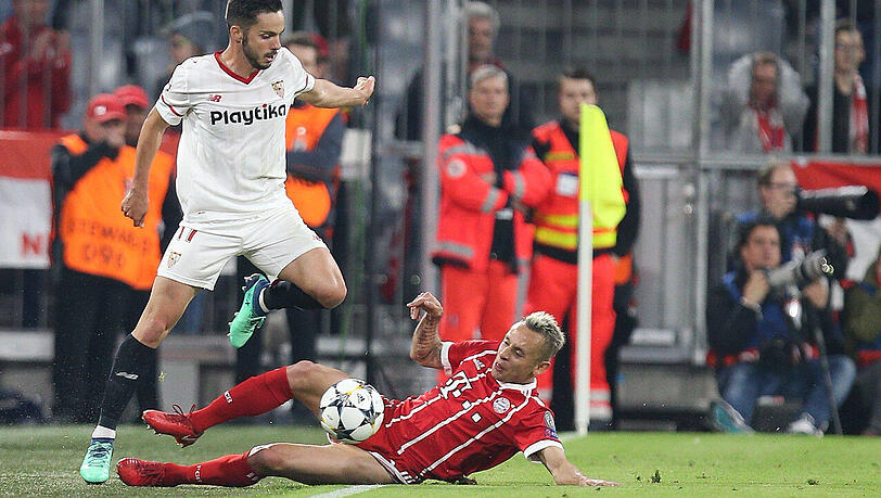 Bayerns Alaba-Ersatz Rafinha fährt Pablo Sarabia vom FC Sevilla in die Parade. Bayerns Alaba-Ersatz Rafinha fährt Pablo Sarabia vom FC Sevilla in die Parade.