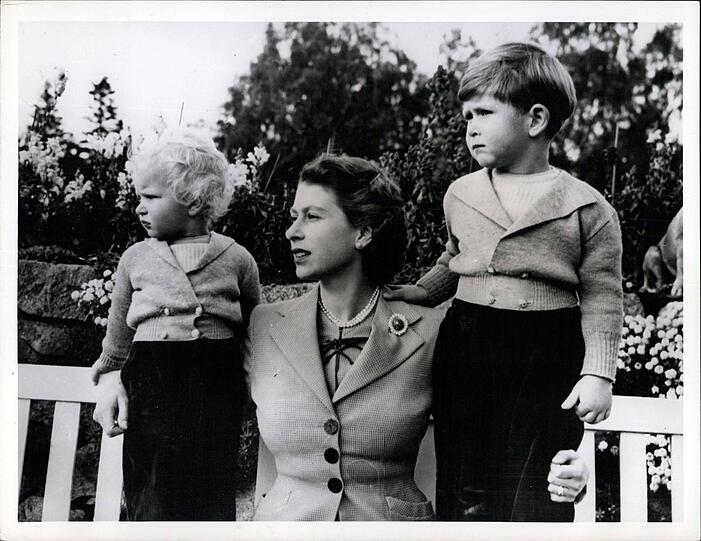 1952:  Elizabeth mit ihren Kindern Prinz Charles und Prinzessin Anne im Garten des Buckingham Palastes.