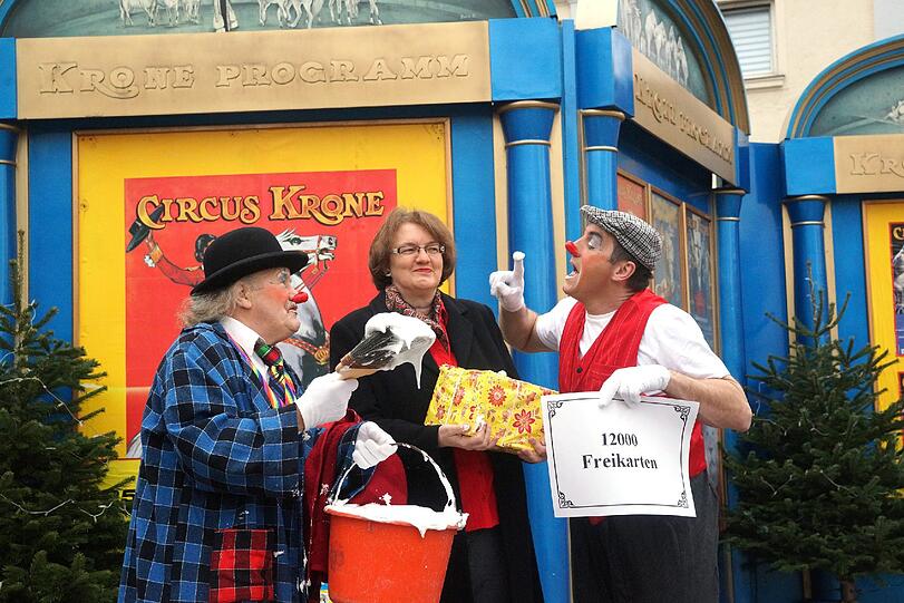 Im Dezember übergaben die Clowns Charlie (l.) und Mister Fips die Karten an Bürgermeisterin Christine Strobl.