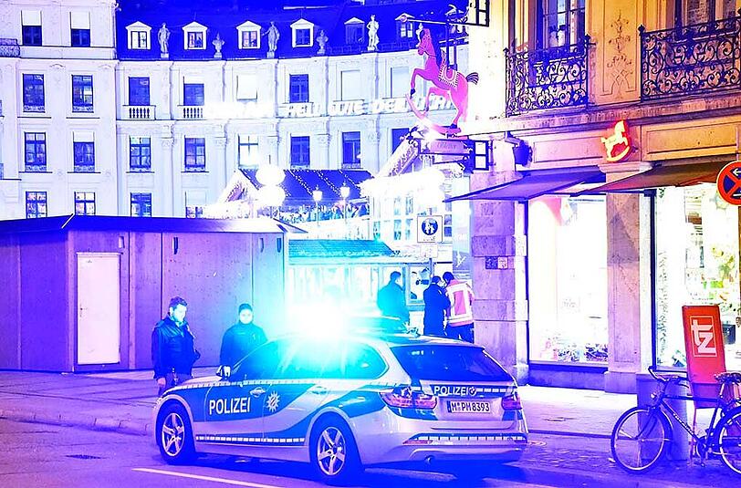 Schlägerei am Stachus. Ersten Angaben zufolge prügelten sich über 20 Personen am späten Abend.