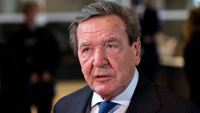 Gerhard Schröder hat Ehrenmitgliedschaften im deutschen Fußball verloren.