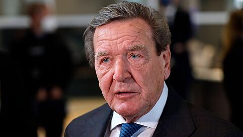Gerhard Schröder hat Ehrenmitgliedschaften im deutschen Fußball verloren.