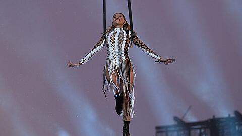 Auch auf ihrer anstehenden Tour wird Helene Fischer 2023 akrobatische Einlagen zeigen. Bei den Proben hat sie sich jedoch verletzt.