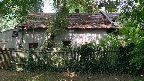 Seit Jahren steht er leer und gammelt vor sich hin: der denkmalgeschützte Perlschneiderhof (1850) auf der idyllischen Würminsel in Pasing. Die letzten Unwetter haben ein neues Loch ins Dach gerissen.