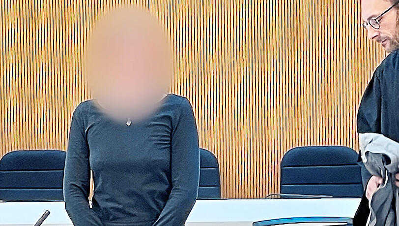 Hanna S. steht zum Prozessauftakt neben ihrem Strafverteidiger Yunus Ziyal im Verhandlungssaal unter der JVA Stadelheim.