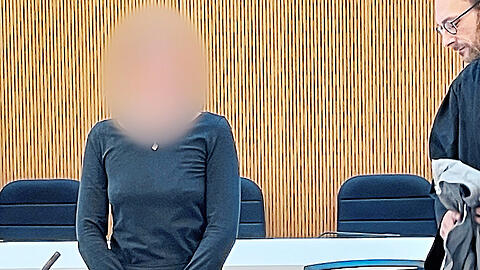 Hanna S. steht zum Prozessauftakt neben ihrem Strafverteidiger Yunus Ziyal im Verhandlungssaal unter der JVA Stadelheim.
