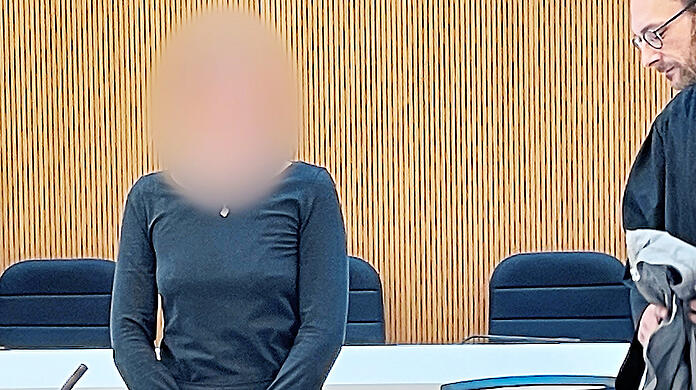 Hanna S. steht zum Prozessauftakt neben ihrem Strafverteidiger Yunus Ziyal im Verhandlungssaal unter der JVA Stadelheim.