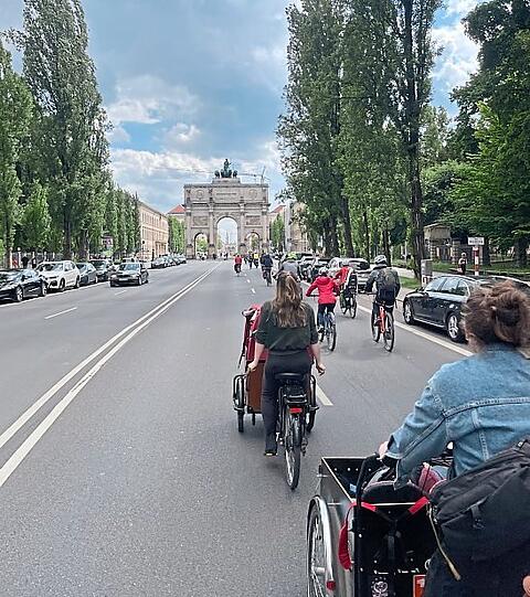 Was eine Kulisse: Die Sternfahrt rollt Richtung Siegestor.