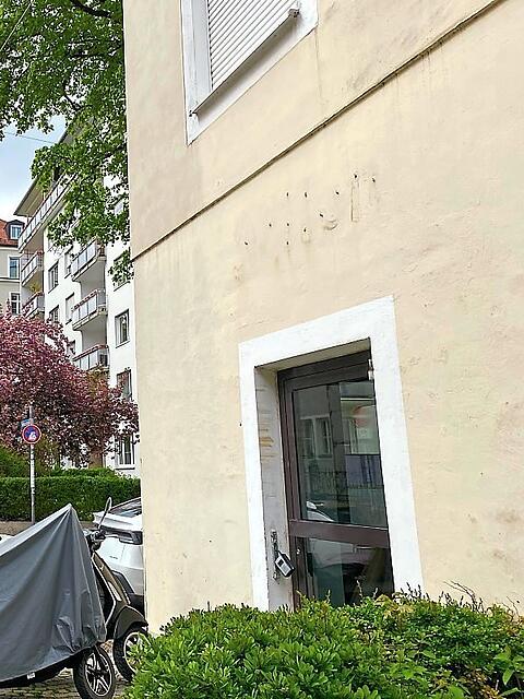 Die Ladeneingangst&uuml;r an der Seite ist neu, der Schriftzug &bdquo;Milch&ldquo; dar&uuml;ber ist nun abmontiert. Drinnen finden Umbauarbeiten statt, aber private.