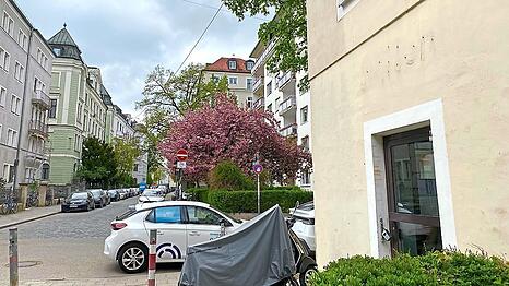 Die Ladeneingangst&uuml;r an der Seite ist neu, der Schriftzug &bdquo;Milch&ldquo; dar&uuml;ber ist nun abmontiert. Drinnen finden Umbauarbeiten statt, aber private.