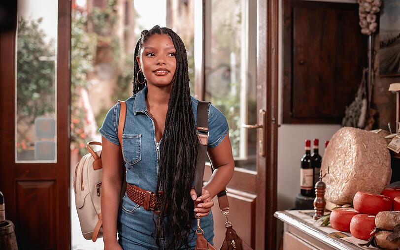 Mehr Käse, als eine Halle Bailey essen kann: Anna (Bailey) möchte in einer üppig ausgestatteten italienischen Villa zur Ruhe kommen. Sie sollte dort ganz alleine sein, ist sie dann aber doch nicht. Mehr Käse, als eine Halle Bailey essen kann: Anna (Bailey) möchte in einer üppig ausgestatteten italienischen Villa zur Ruhe kommen. Sie sollte dort ganz alleine sein, ist sie dann aber doch nicht.