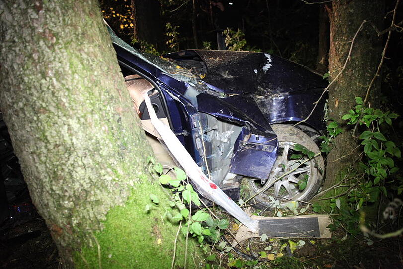 Zwei junge Männer (23 und 24 Jahre alt) rasen in Vilsbiburg in den Tod: Ihr Wagen war von der Straße abgekommen und dann gegen mehrere Bäume geprallt. Die Bilder vom Unfall.