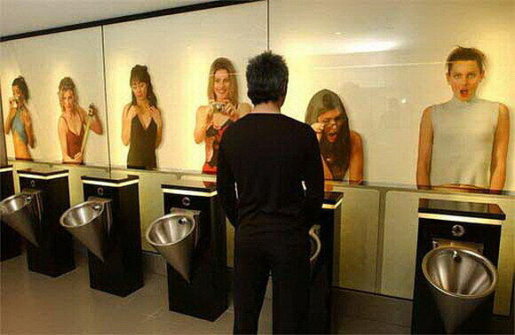 Bei dieser Toilette wird sich der eine oder andere Mann denken: "Gut, dass die Damen nicht real sind..."