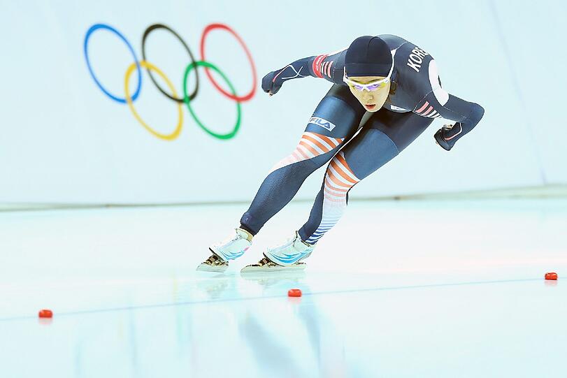 Eisschnellläuferin Lee Sang-Hwa gewinnt die Strecke über 500 Meter und holt somnit Gold.