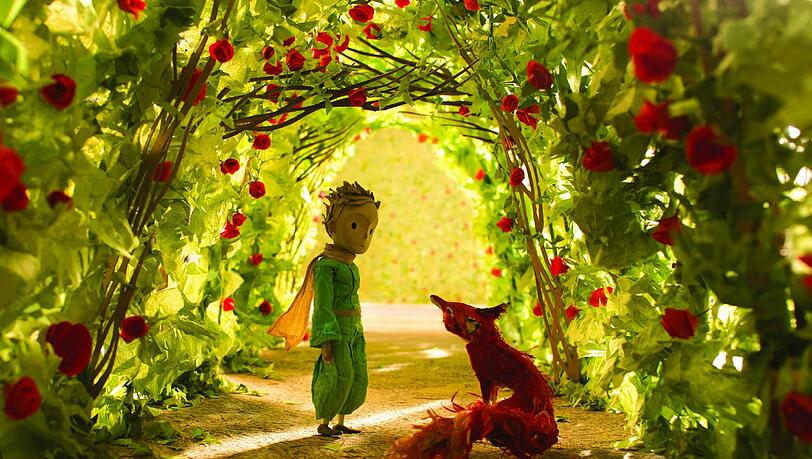 Die Phantasiewelt, in der der kleine Prinz lebt, ist im Film anders animiert als die reale Welt – und sie ist besonders schön. Die Phantasiewelt, in der der kleine Prinz lebt, ist im Film anders animiert als die reale Welt – und sie ist besonders schön.